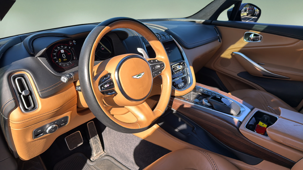 Used 2021 Aston Martin DBX AWD/4WD image 17