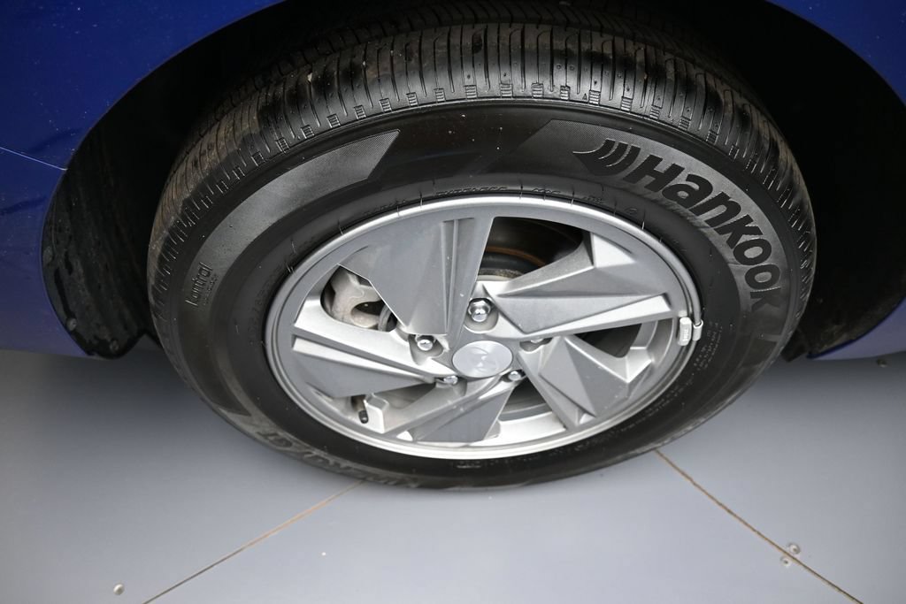 Certified 2025 Hyundai Elantra SE FWD image 12