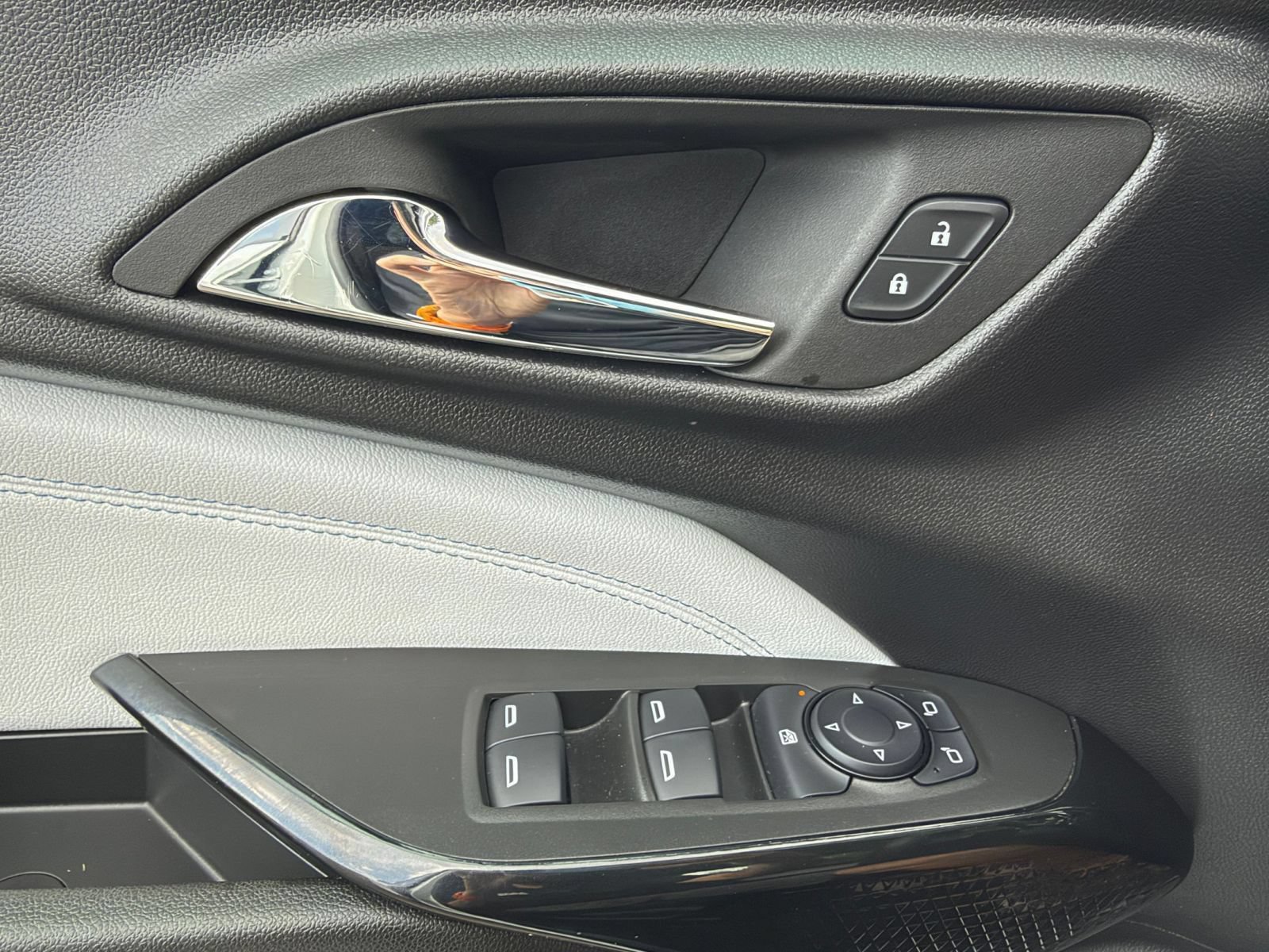 Used 2025 Chevrolet Trax LT FWD image 18