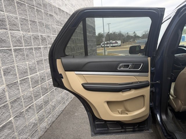 Used 2017 Ford Explorer XLT w/ Equipment Group 202A image 7