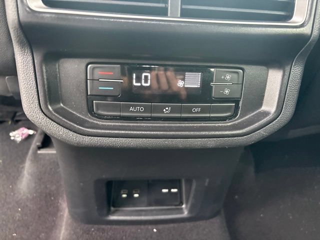 Used 2025 Volkswagen Atlas SE FWD image 17