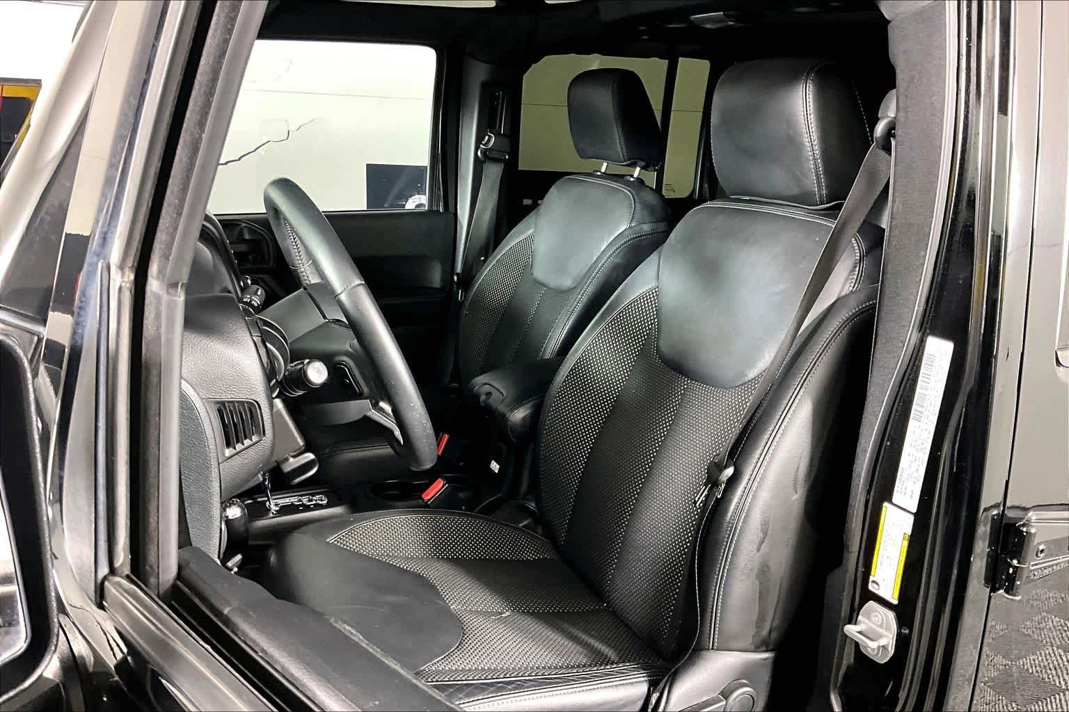 Used 2016 Jeep Wrangler Unlimited Sahara AWD/4WD image 8