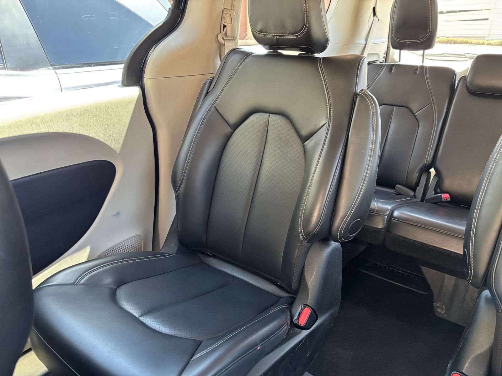 Used 2023 Chrysler Pacifica Touring-L FWD image 41