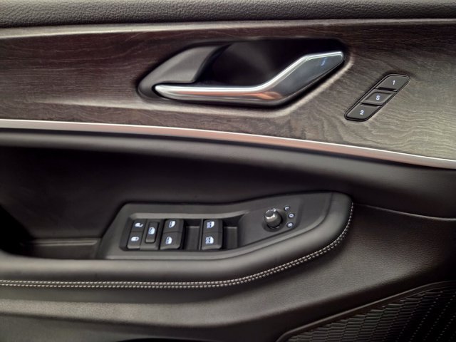 Used 2025 Jeep Grand Cherokee Limited RWD image 28
