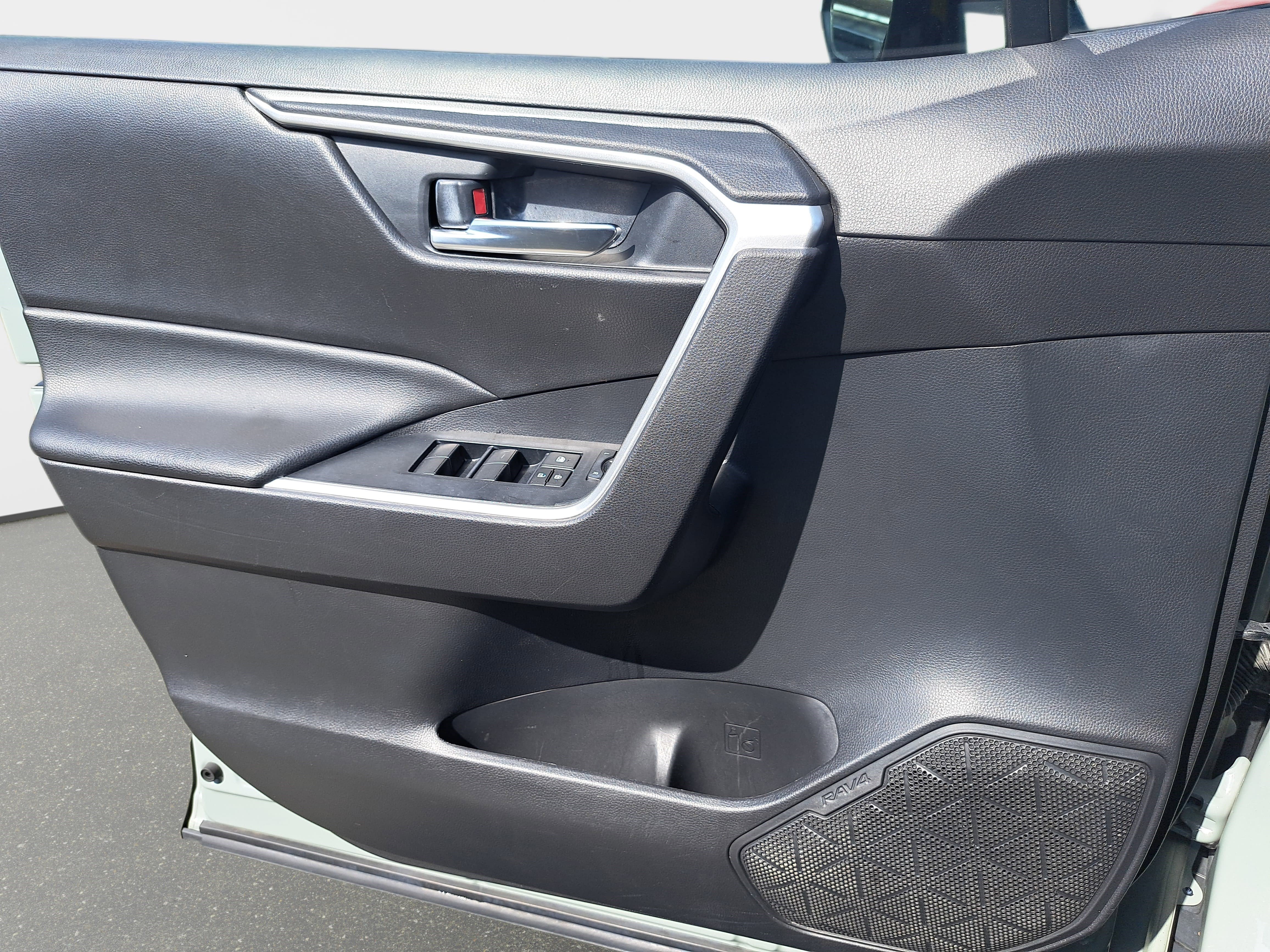 Used 2020 Toyota RAV4 XLE image 24