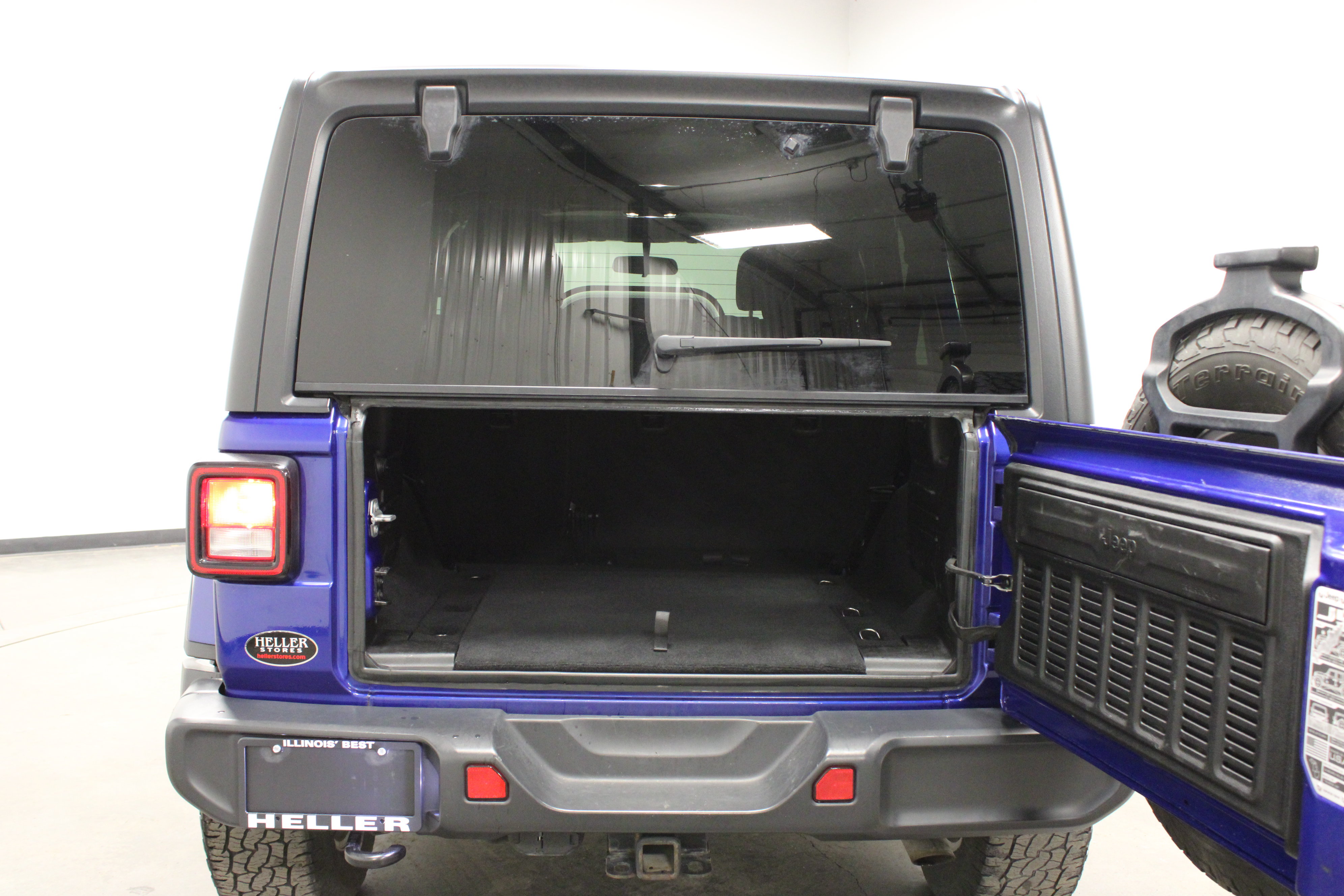 Used 2019 Jeep Wrangler Unlimited Sahara w/ Dual Top Group AWD/4WD image 13