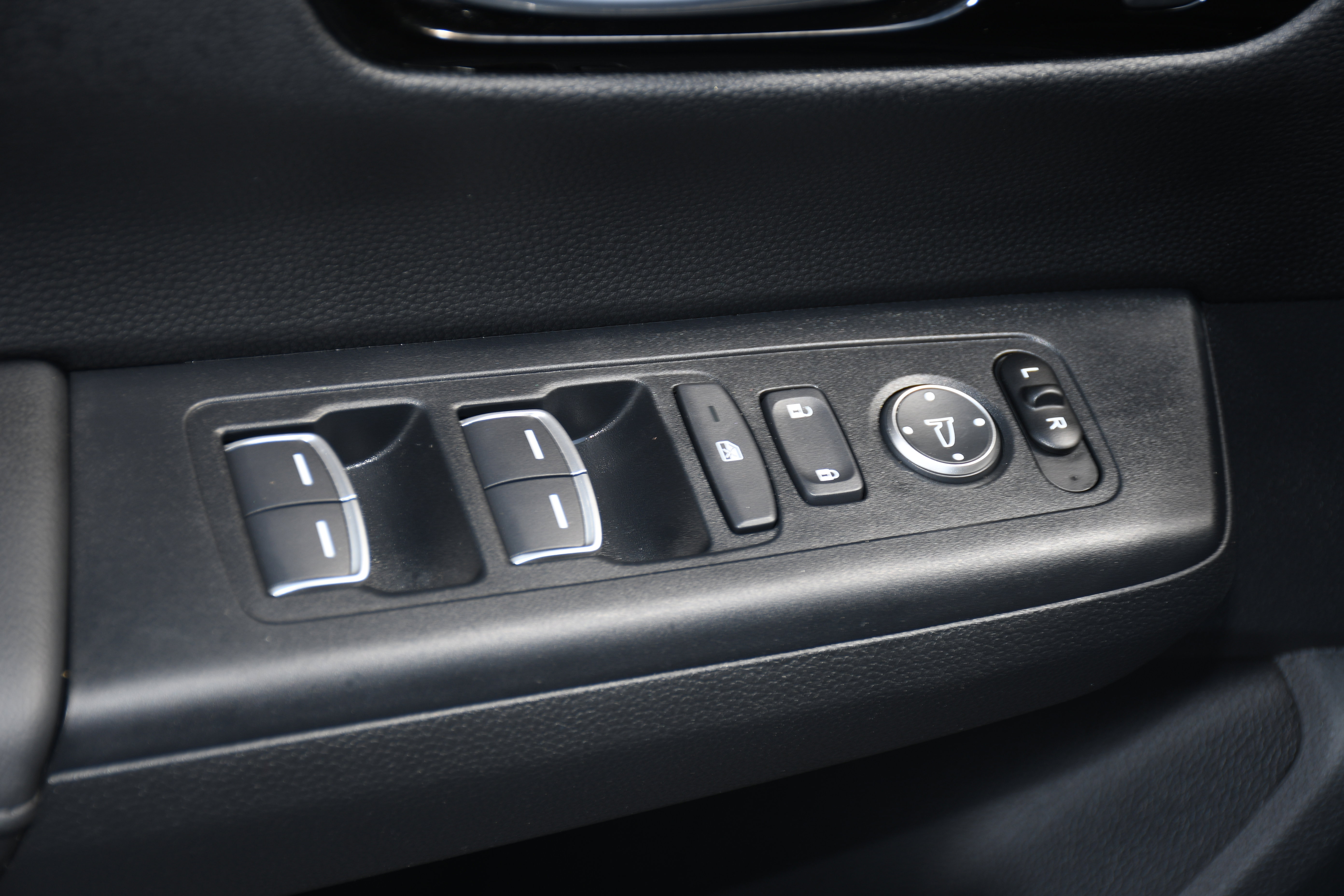 Used 2025 Honda CR-V EX-L image 11