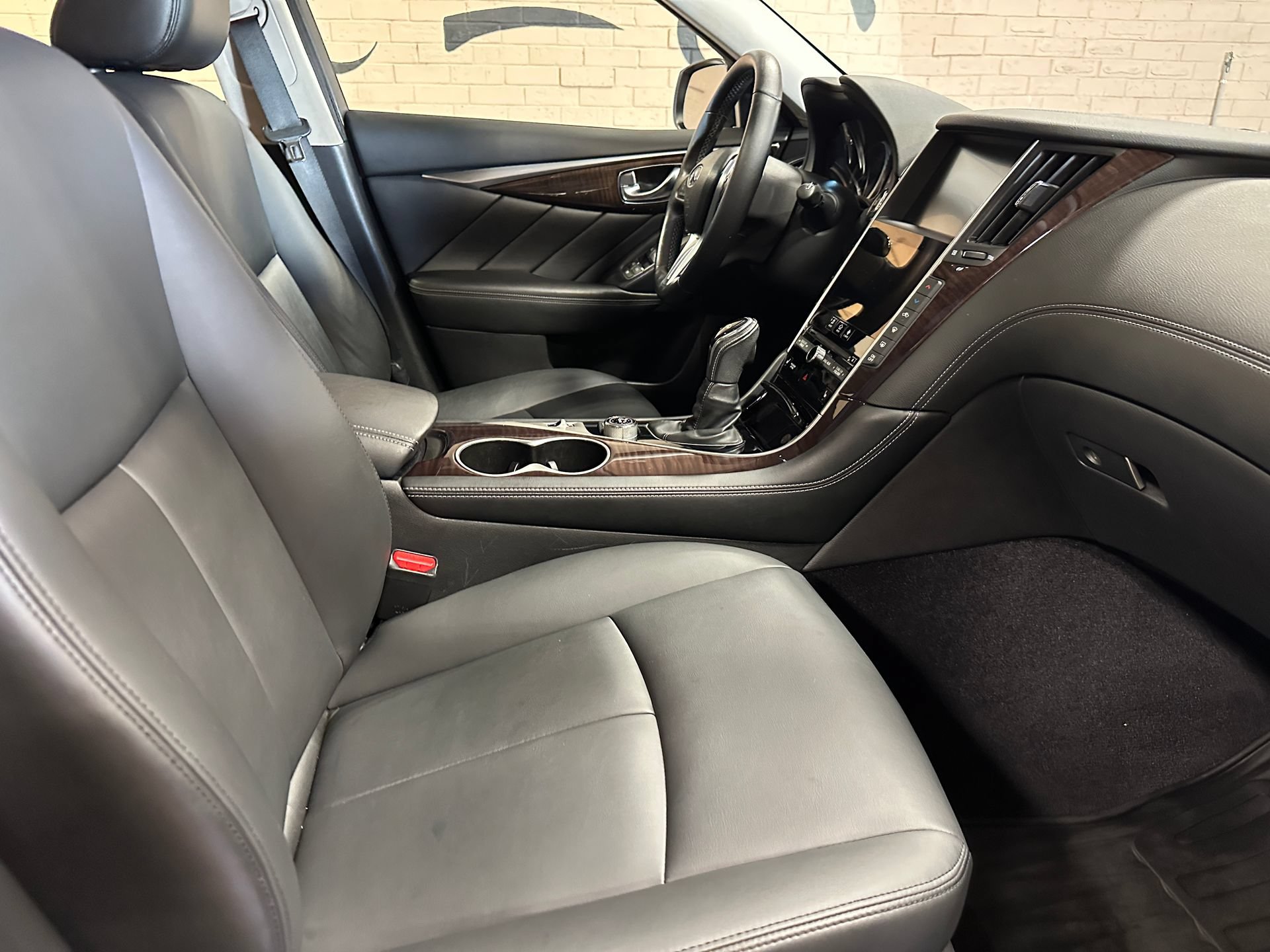 Used 2018 INFINITI Q50 Luxe w/ Essential Package (3.0T Luxe) AWD/4WD image 18