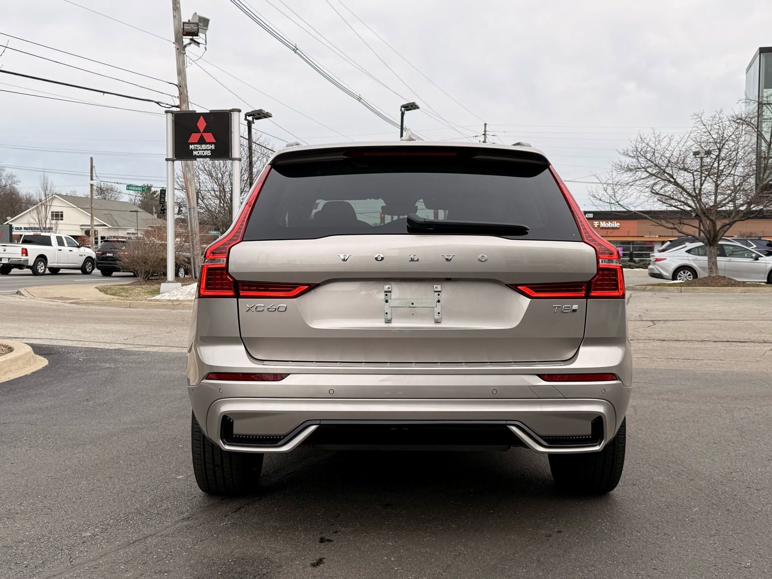 Used 2025 Volvo XC60 T8 Plus w/ Protection Package Premier image 12