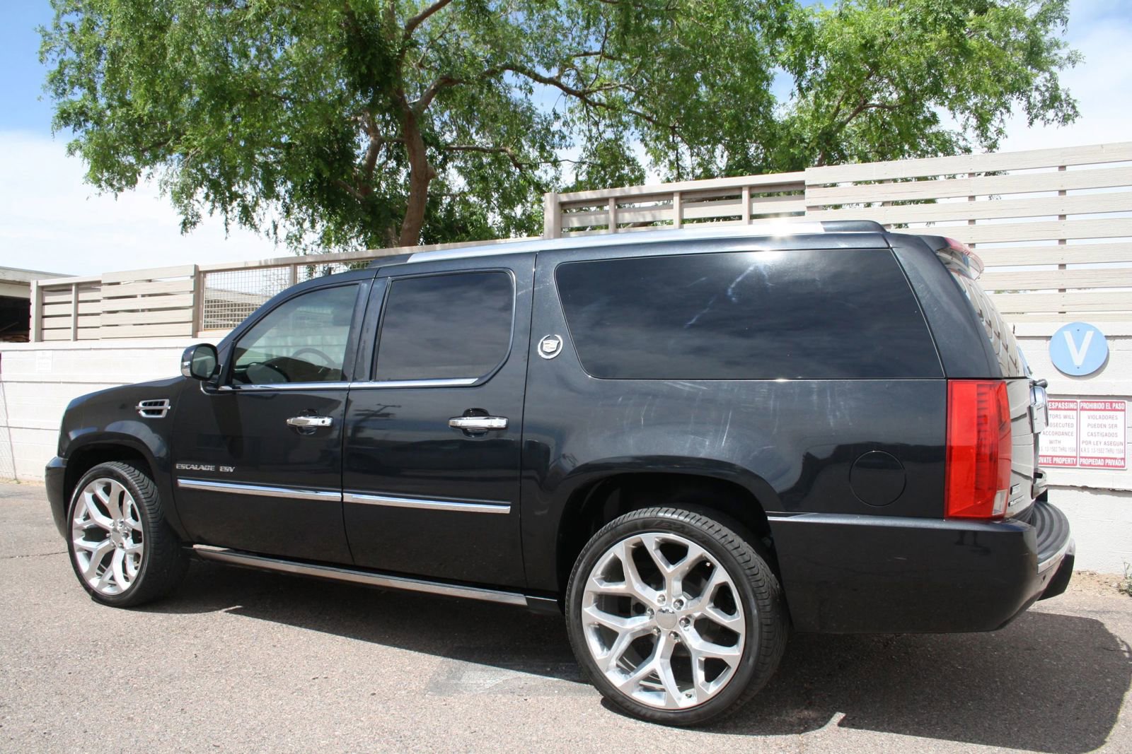 Used 2010 Cadillac Escalade ESV Platinum image 25