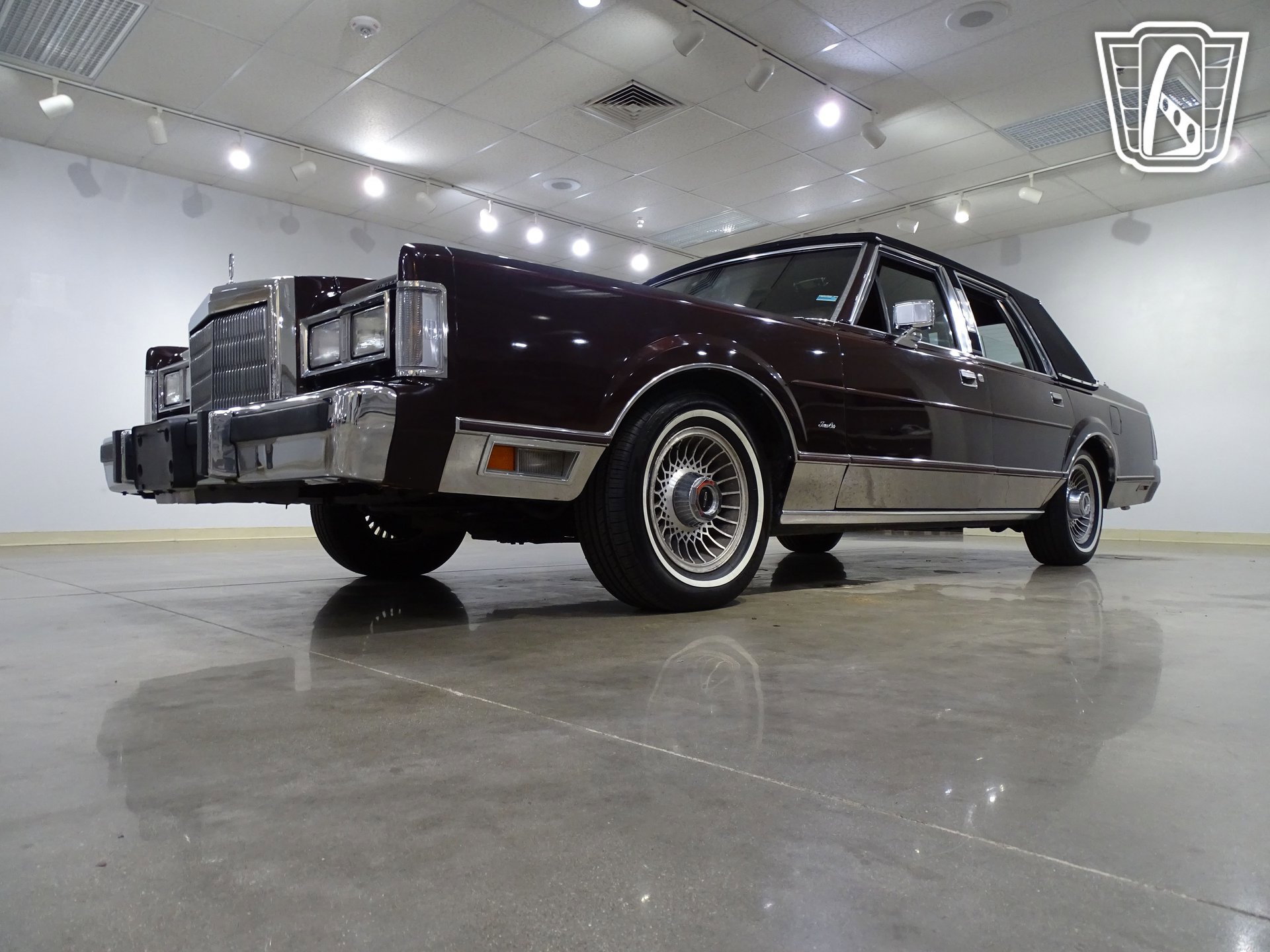 Used 1988 Lincoln Town Car RWD image 4