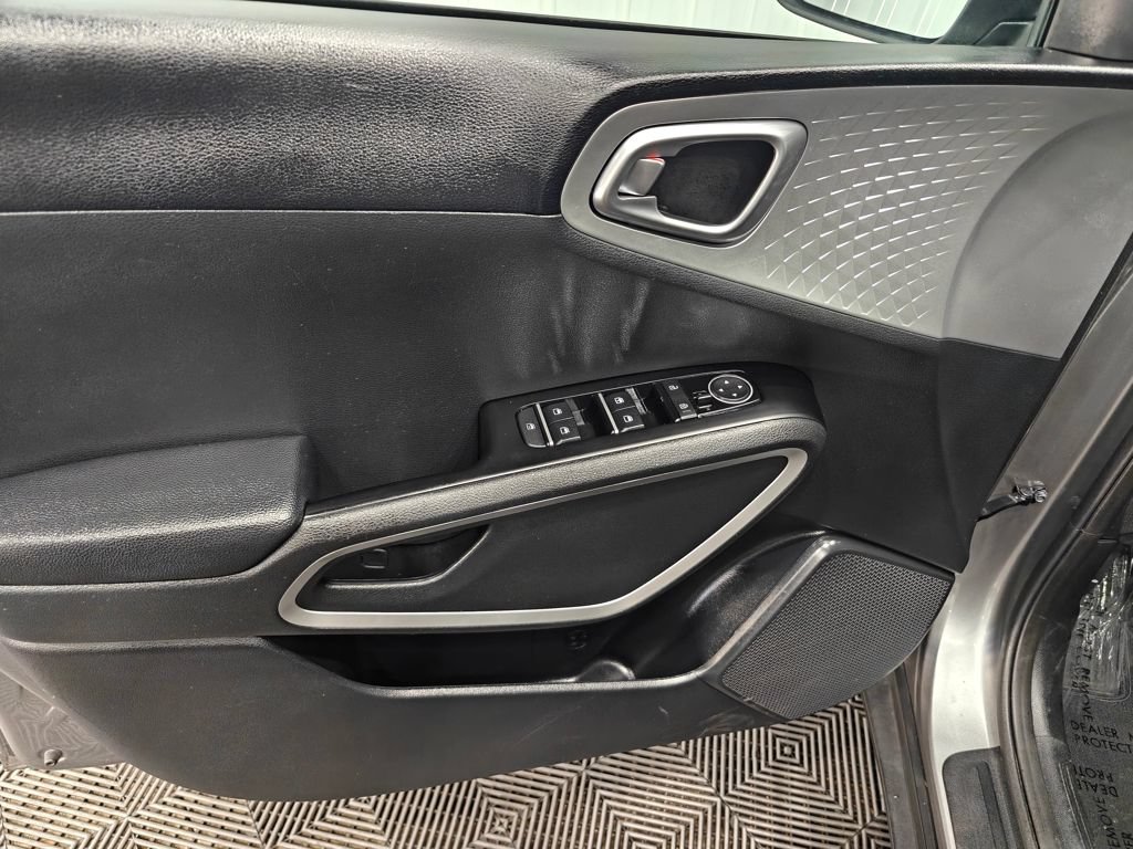 Used 2025 Kia Soul LX w/ LX Technology Package FWD image 36