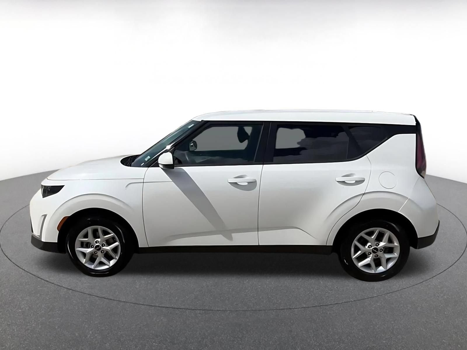 Used 2025 Kia Soul LX w/ LX Technology Package FWD image 9