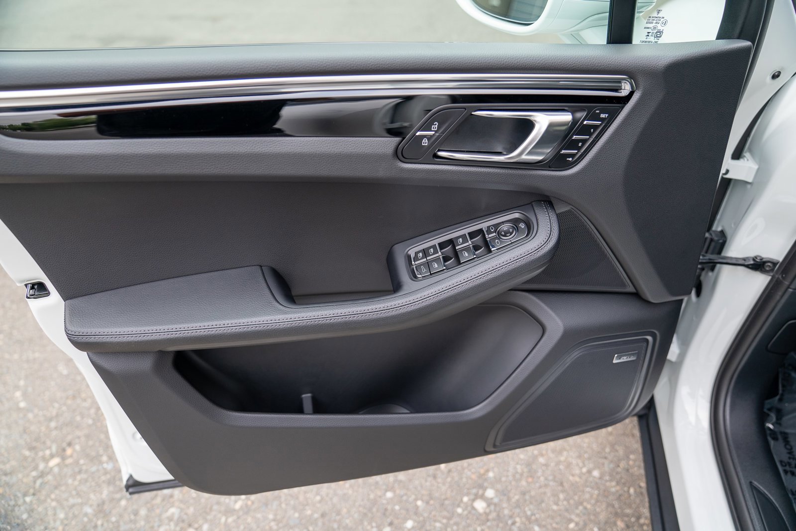 Certified 2025 Porsche Macan image 10