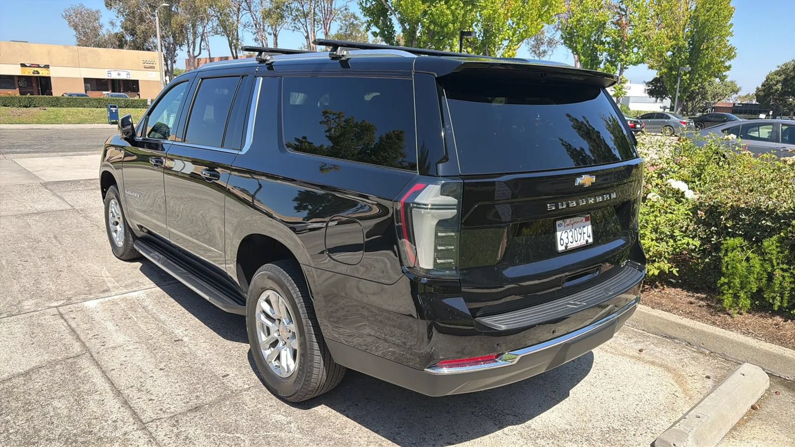 Used 2026 Chevrolet Suburban LT w/ Comfort Package RWD image 7