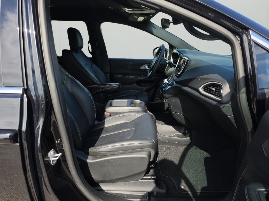 Used 2026 Chrysler Pacifica Select FWD image 13