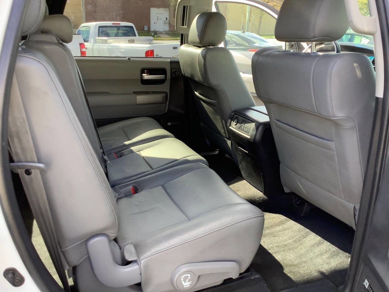Used 2015 Toyota Sequoia Limited AWD/4WD image 39
