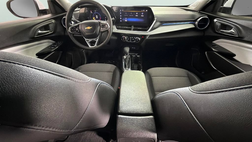 Certified 2025 Chevrolet Trax LT w/ Driver Confidence Package FWD image 31