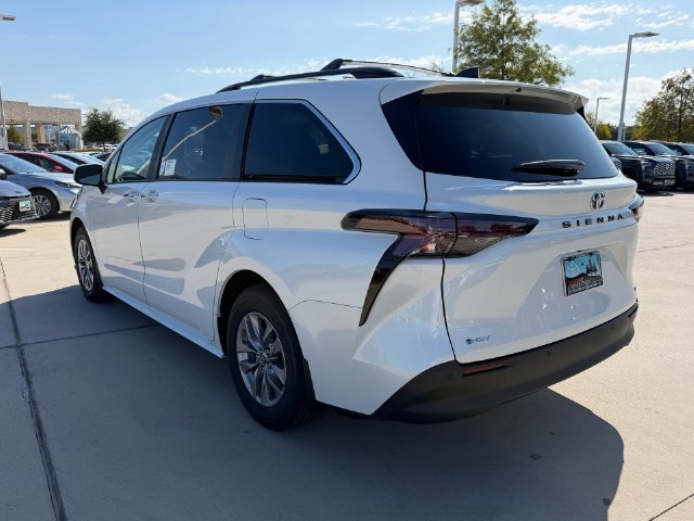 New 2026 Toyota Sienna XLE FWD image 5