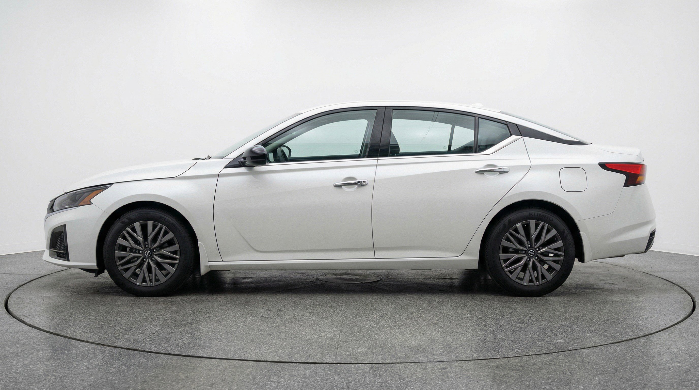 Used 2025 Nissan Altima 2.5 SV image 5