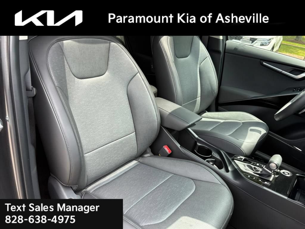 Certified 2025 Kia Niro FWD image 21