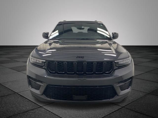Used 2023 Jeep Grand Cherokee Altitude image 2