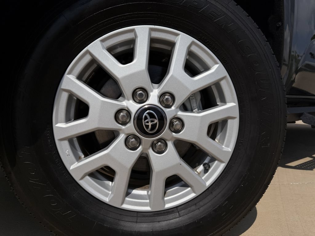 Used 2025 Toyota Tacoma SR5 AWD/4WD image 9