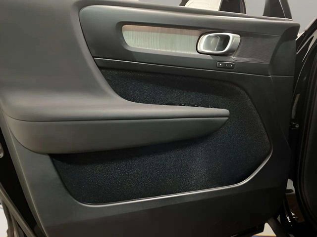 Used 2025 Volvo XC40 B5 Plus image 17