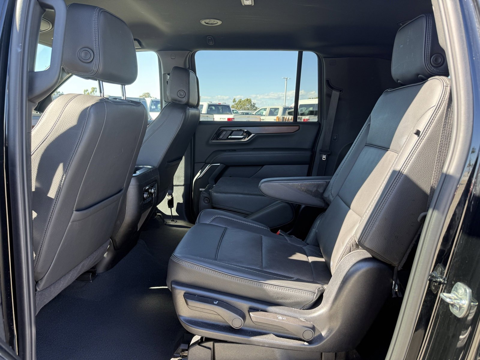 Used 2025 GMC Yukon XL Denali image 6