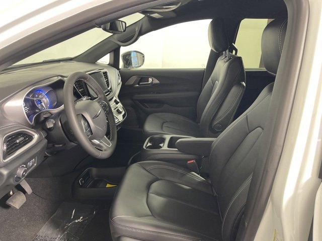 New 2026 Chrysler Pacifica Select image 12