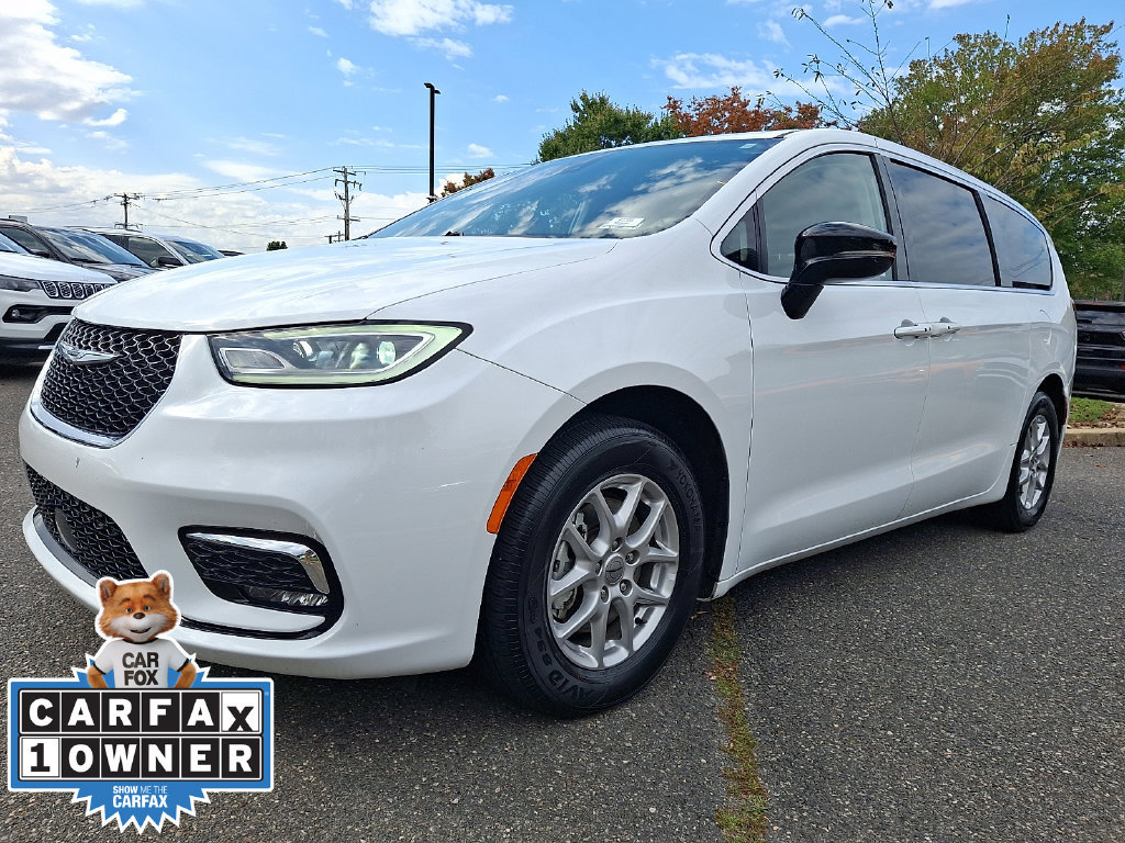 Used 2024 Chrysler Pacifica Touring-L FWD image 3