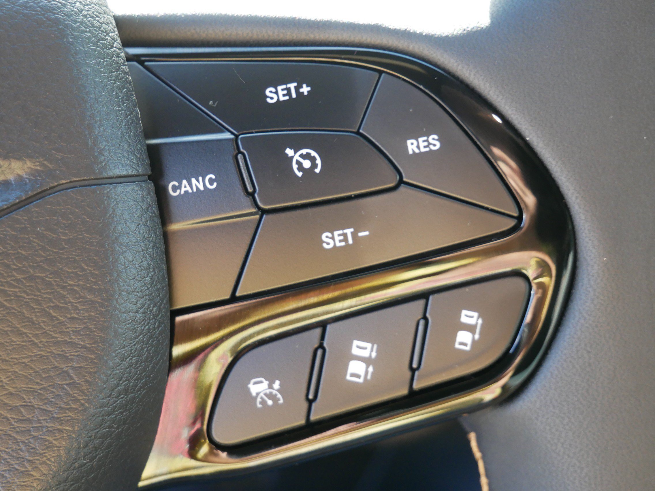 New 2027 Chrysler Pacifica Pinnacle w/ Theater Group FWD image 16