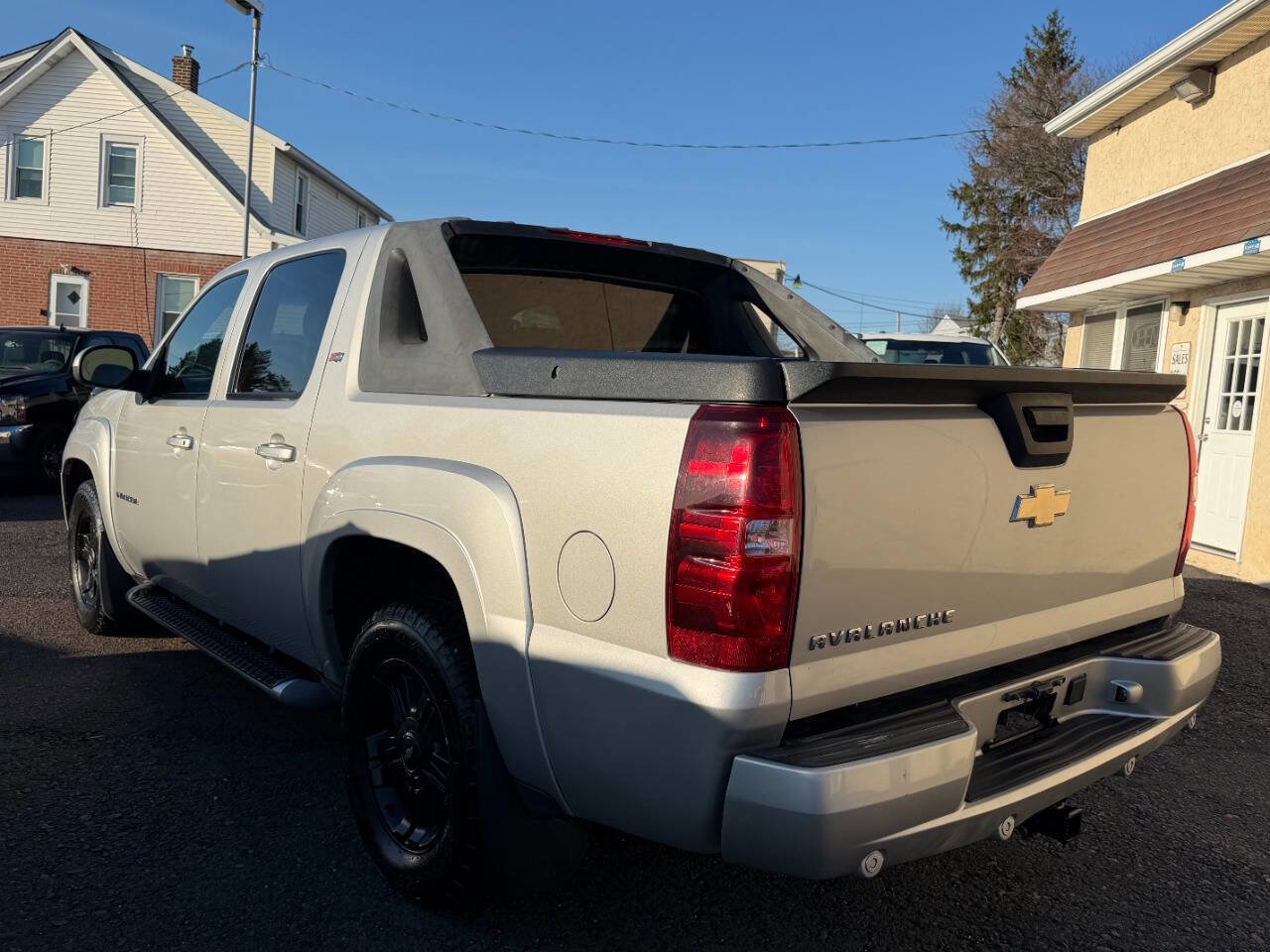 Used 2010 Chevrolet Avalanche LT w/ Luxury Package AWD/4WD image 36