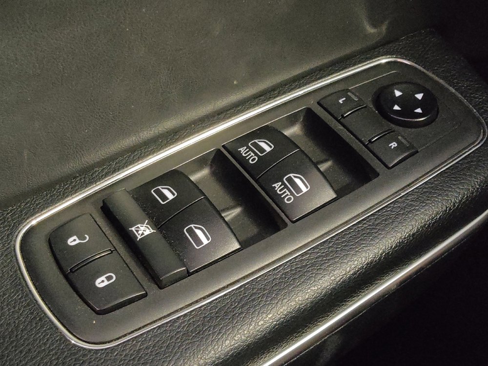 Used 2018 Chrysler 300 S image 27