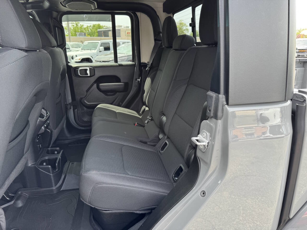 Used 2022 Jeep Gladiator Willys AWD/4WD image 8