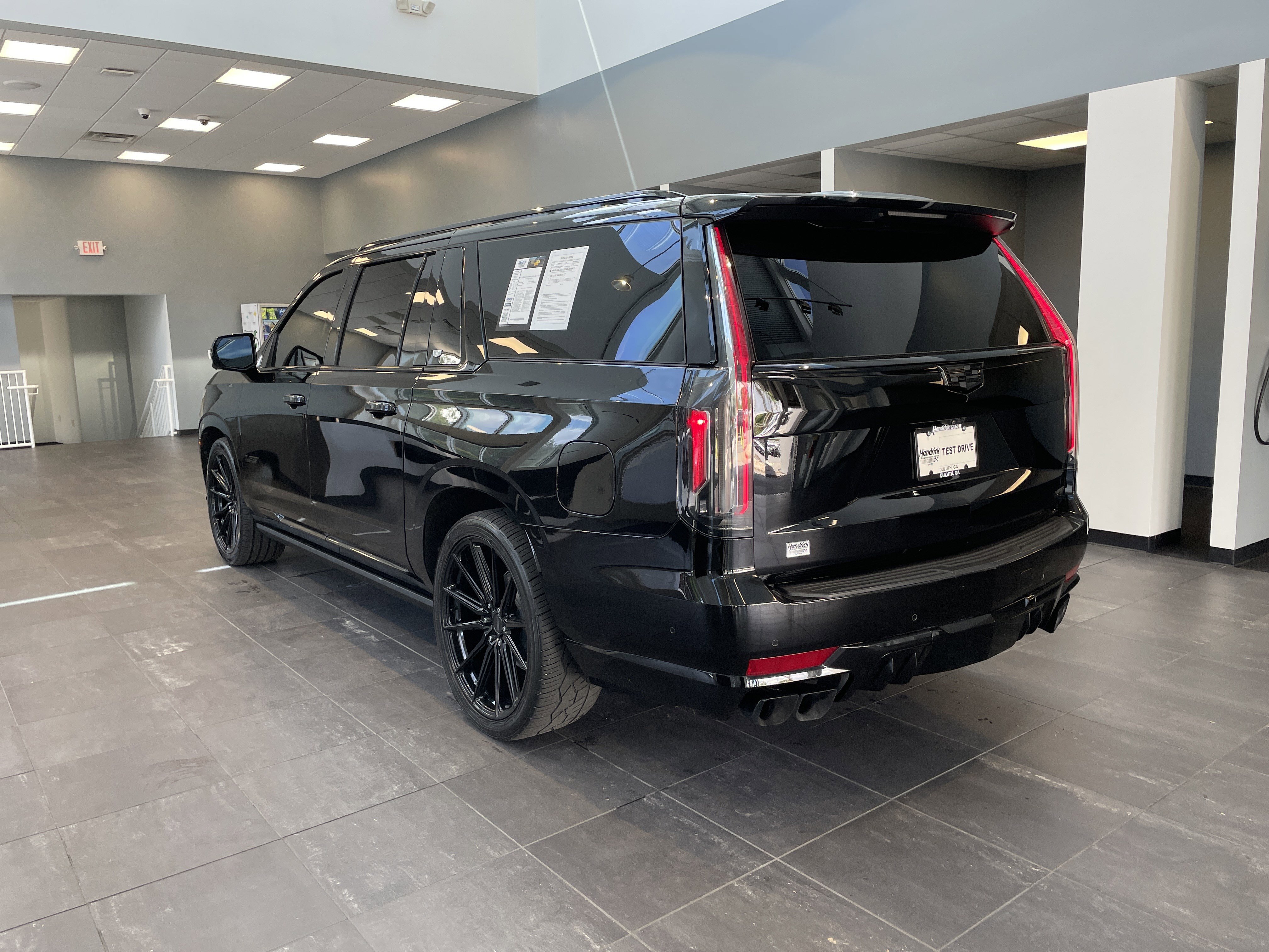 Used 2024 Cadillac Escalade ESV V w/ Heavy-Duty Trailer Package AWD/4WD image 9