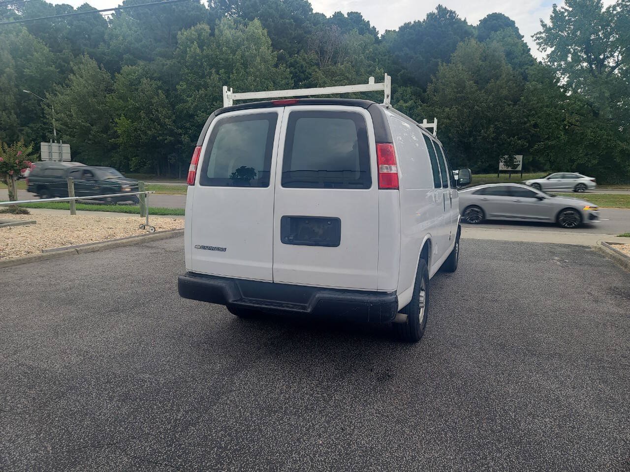 Used 2018 Chevrolet Express 2500 RWD image 5