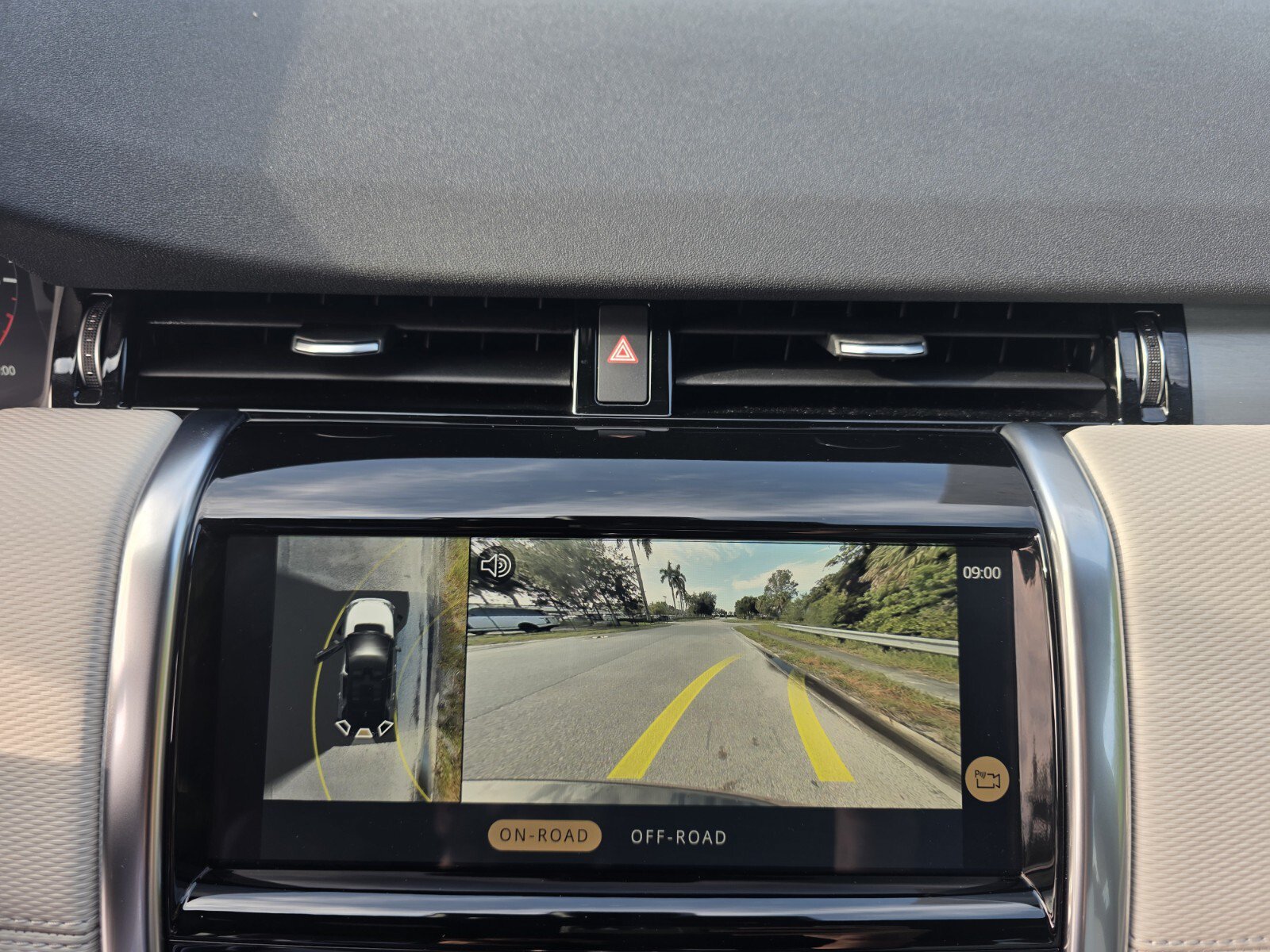 Certified 2022 Land Rover Discovery Sport SE R-Dynamic AWD/4WD image 17