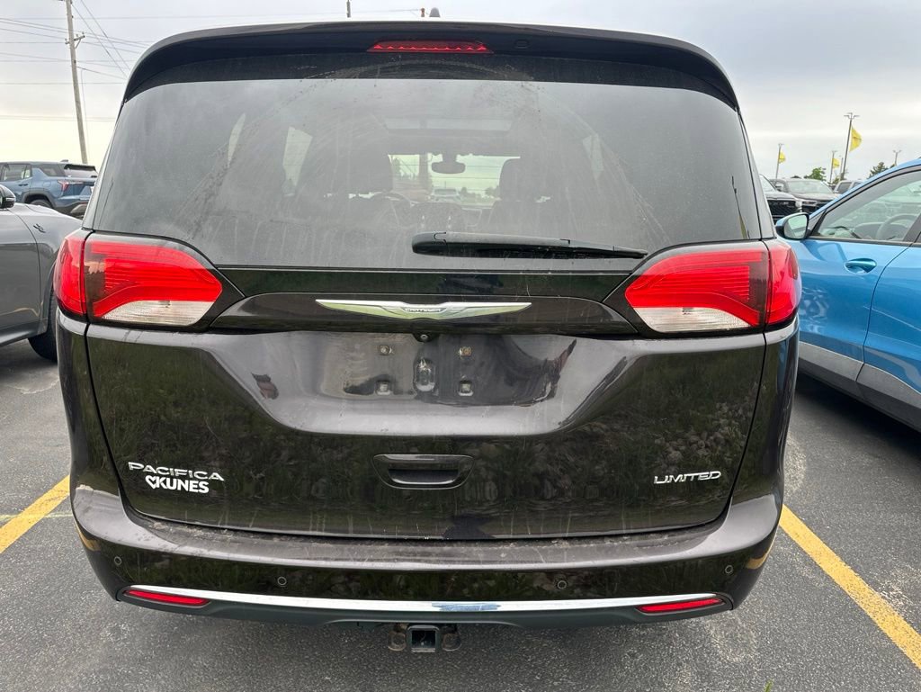 Used 2017 Chrysler Pacifica Limited w/ UConnect Theater Package FWD image 9