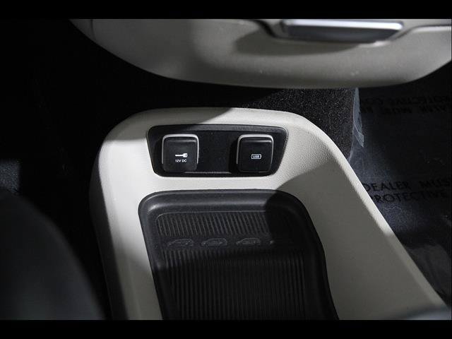 Used 2017 Chrysler Pacifica Touring-L FWD image 16