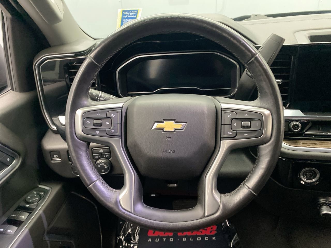 Used 2022 Chevrolet Silverado 1500 LT w/ Z71 Off-Road Package AWD/4WD image 16