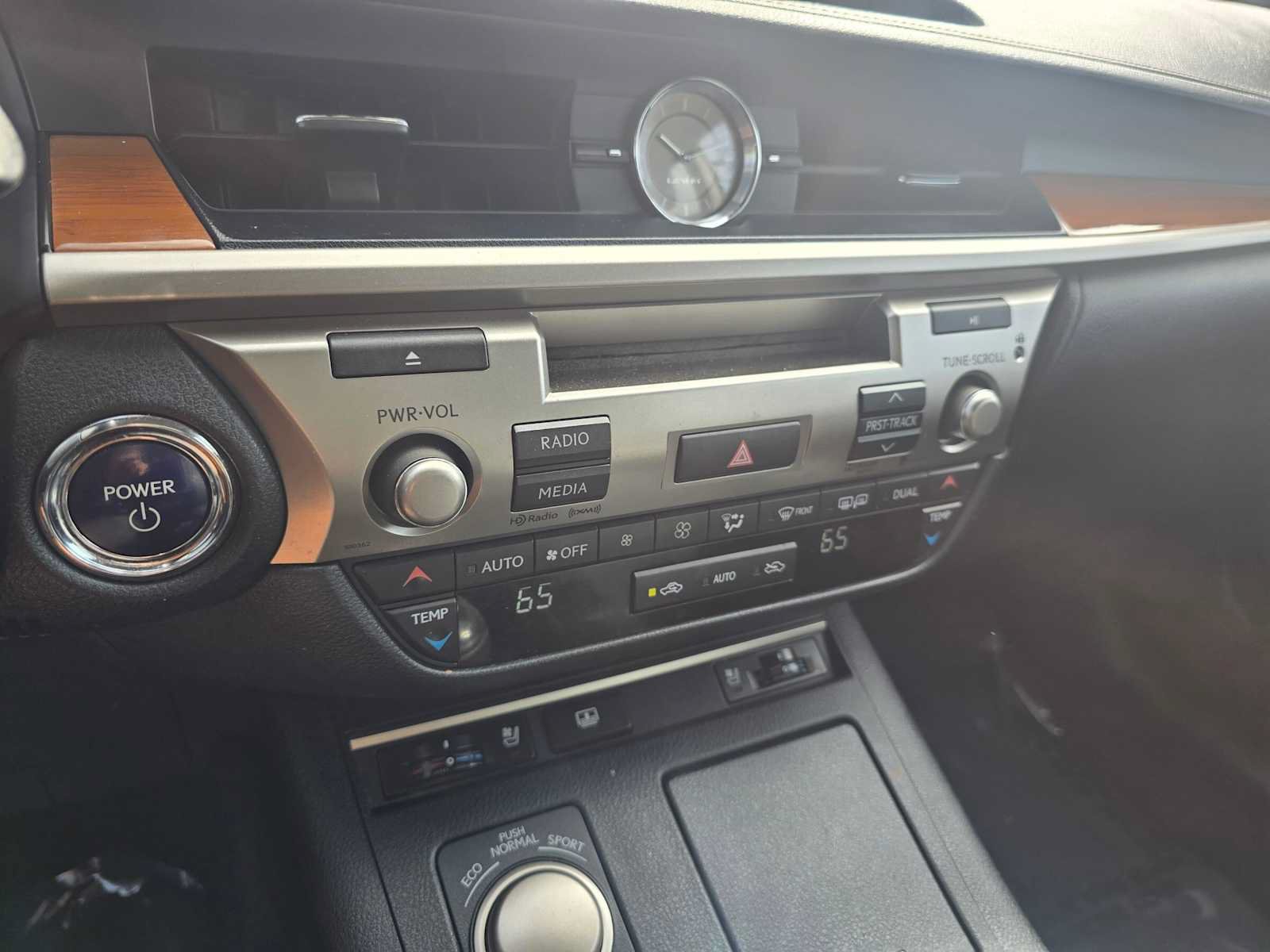 Used 2014 Lexus ES 300h w/ Luxury Package w/Bamboo Trim FWD image 29