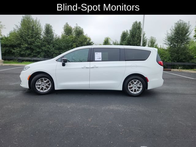 Used 2025 Chrysler Pacifica Select FWD image 4