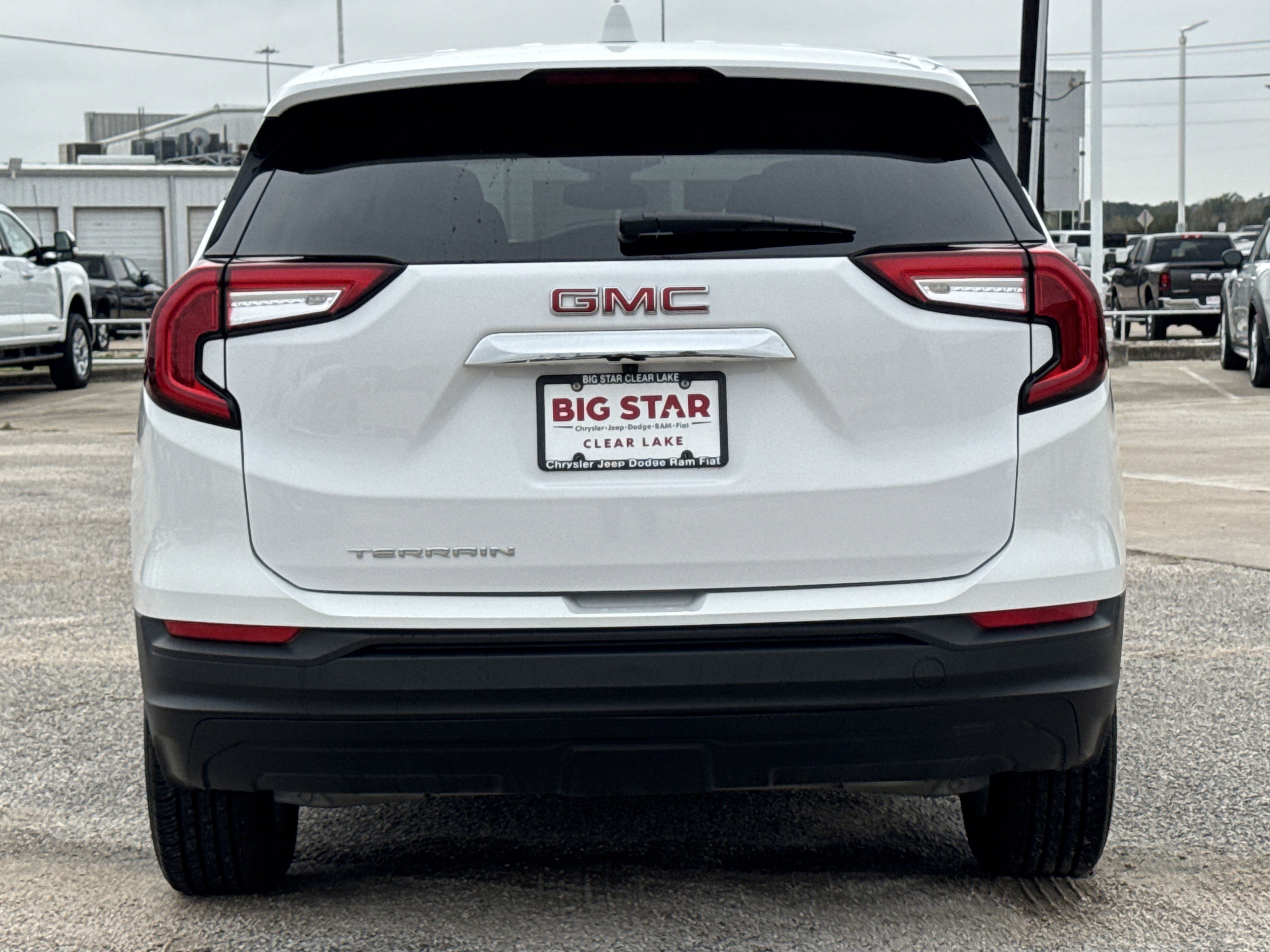 Used 2024 GMC Terrain SLE image 17