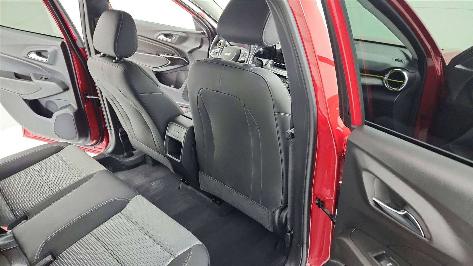 Used 2026 Chevrolet Trax LT w/ LT Convenience Package FWD image 50