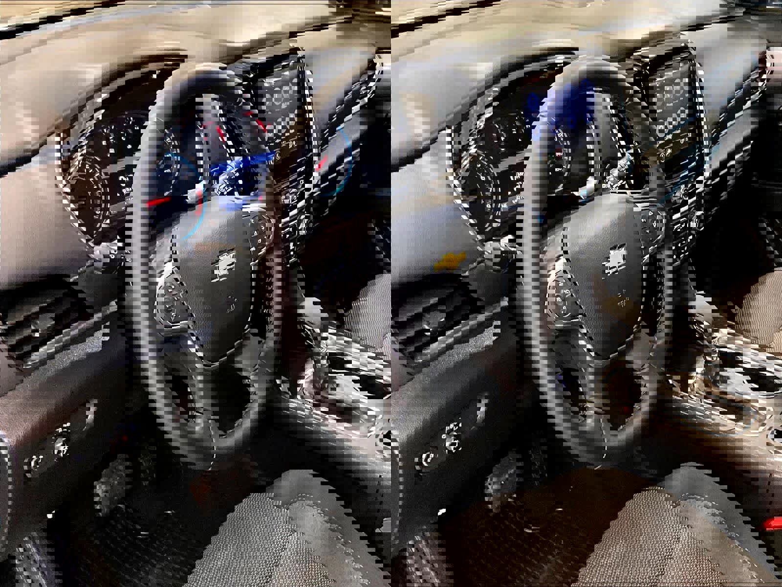 Used 2023 Chevrolet Traverse LT image 8