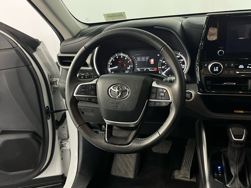 Used 2025 Toyota Highlander XLE image 13