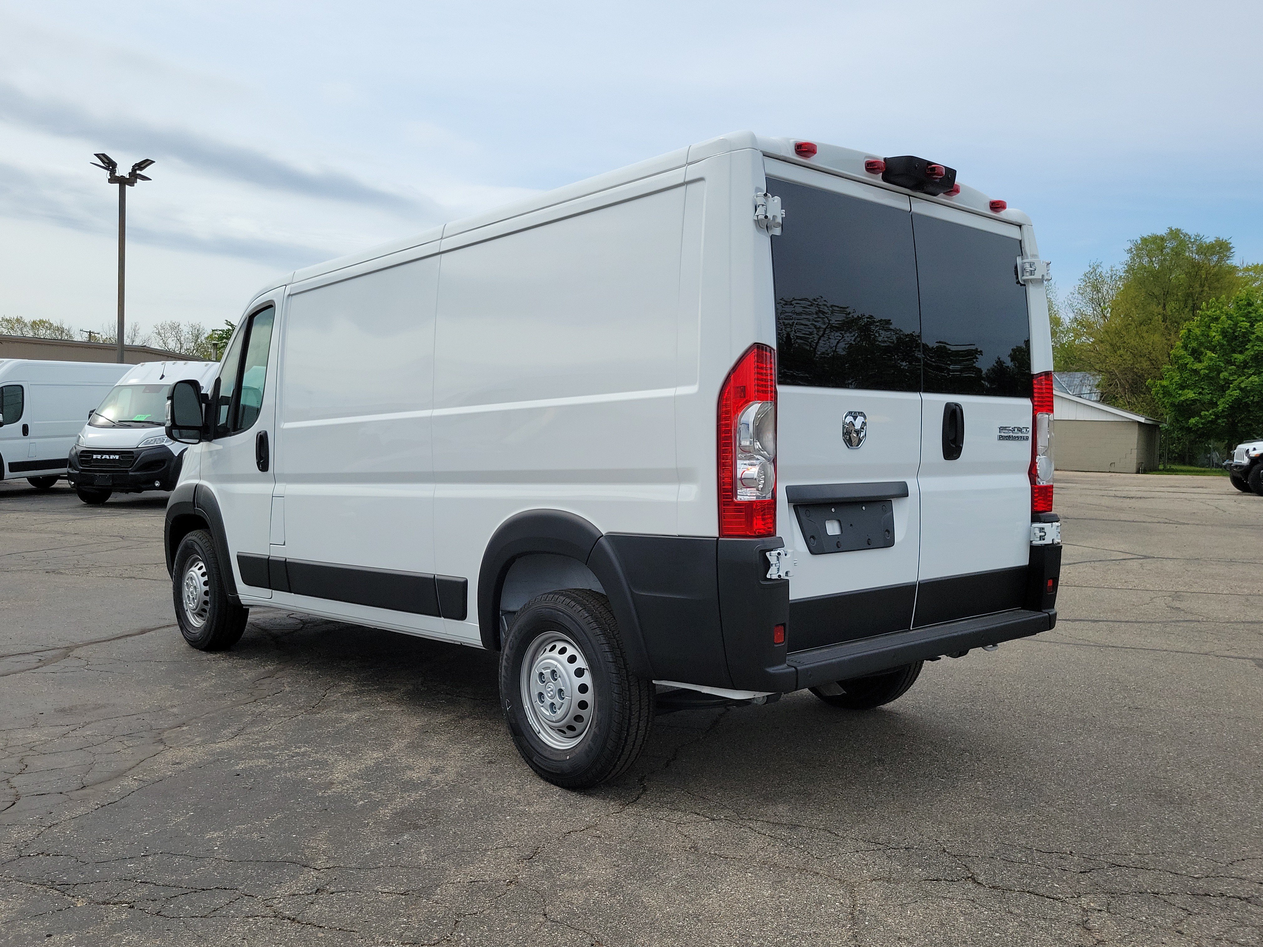 Used 2025 RAM ProMaster 1500 w/ Convenience Group FWD image 3