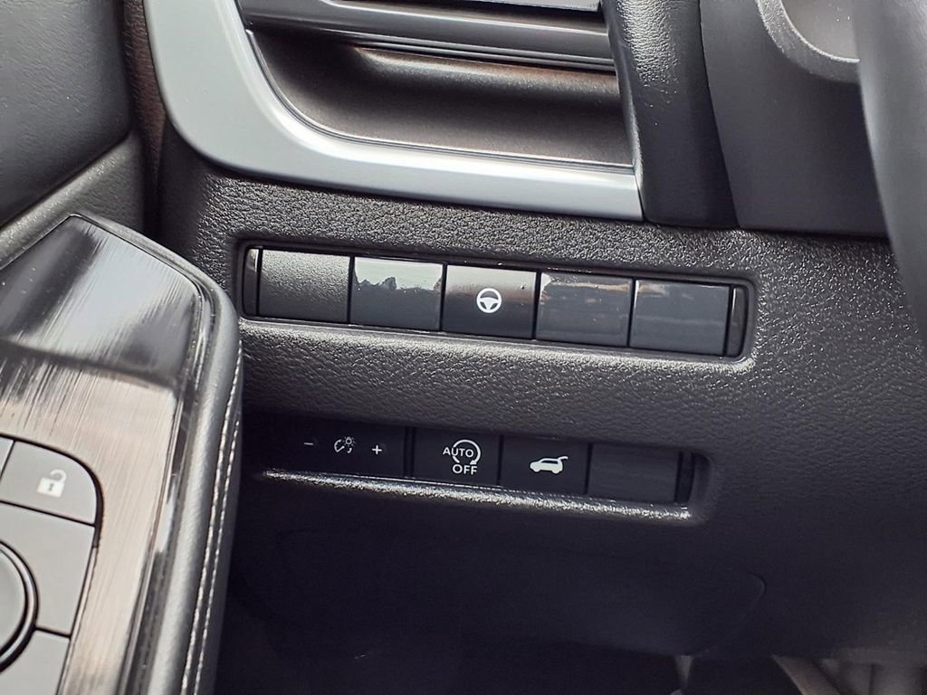 Used 2025 Nissan Rogue SV AWD/4WD image 17