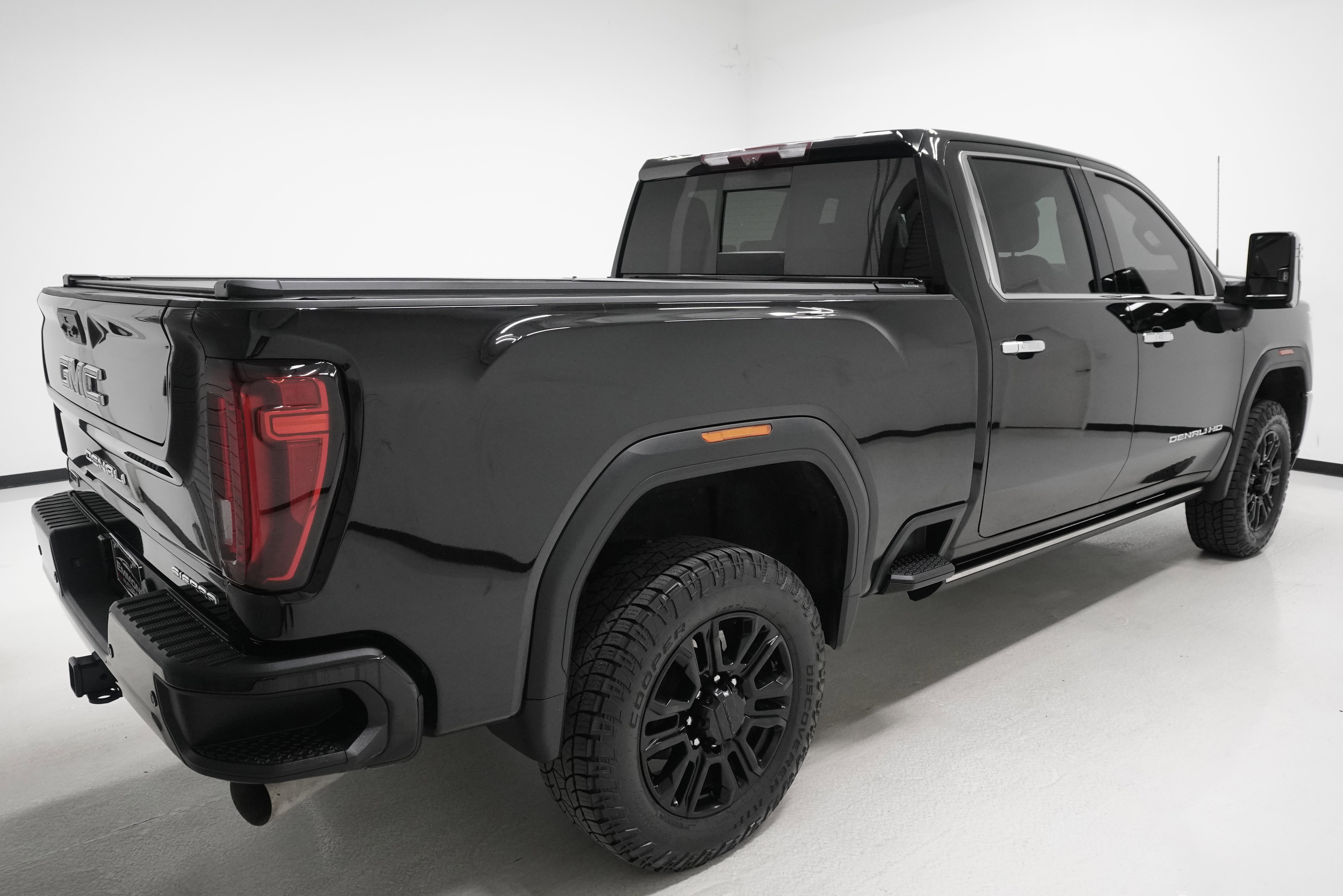 Used 2023 GMC Sierra 3500 Denali w/ Denali Black Diamond Edition image 4